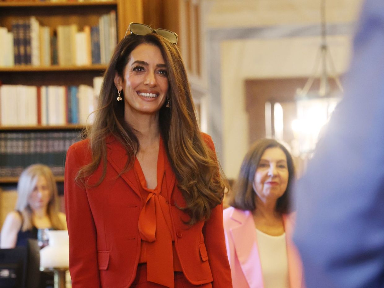 Amal Clooney: Στο Προεδρικό Μέγαρο με το νέο αγαπημένο color trend του φθινοπώρου, burnt orange