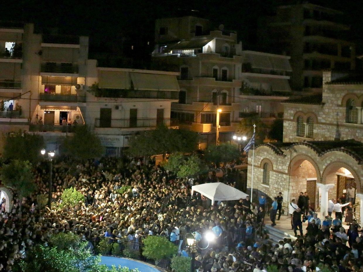Όλη τη νύχτα δίπλα στον Μαζωνάκη: Ο σπαραγμός των γονιών του - χιλιάδες φίλοι στο λαϊκό προσκύνημα