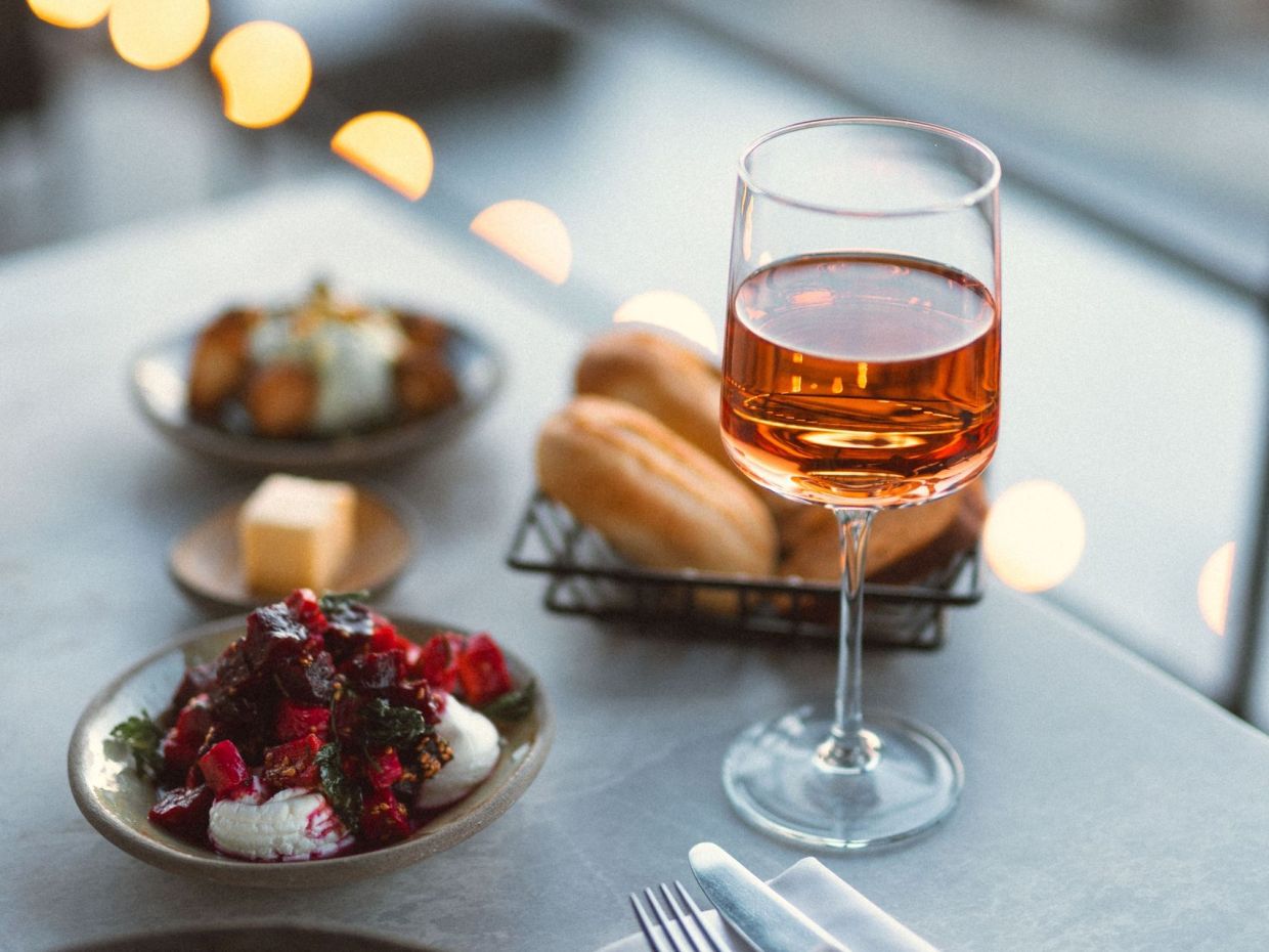 Πού βγαίνουμε για κρασί: 4 wine bars στην Αθήνα για ποτήρια που γίνονται ολόκληρη έξοδος