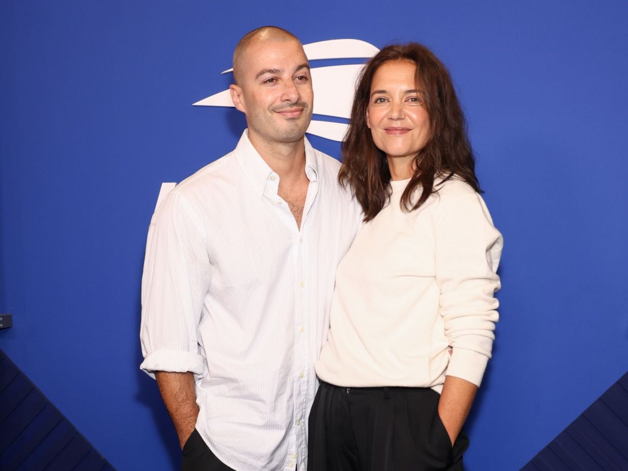 Το minimal look της Katie Holmes αποδεικνύει ότι αυτά τα 3 κομμάτια είναι τα μόνα που χρειάζεσαι