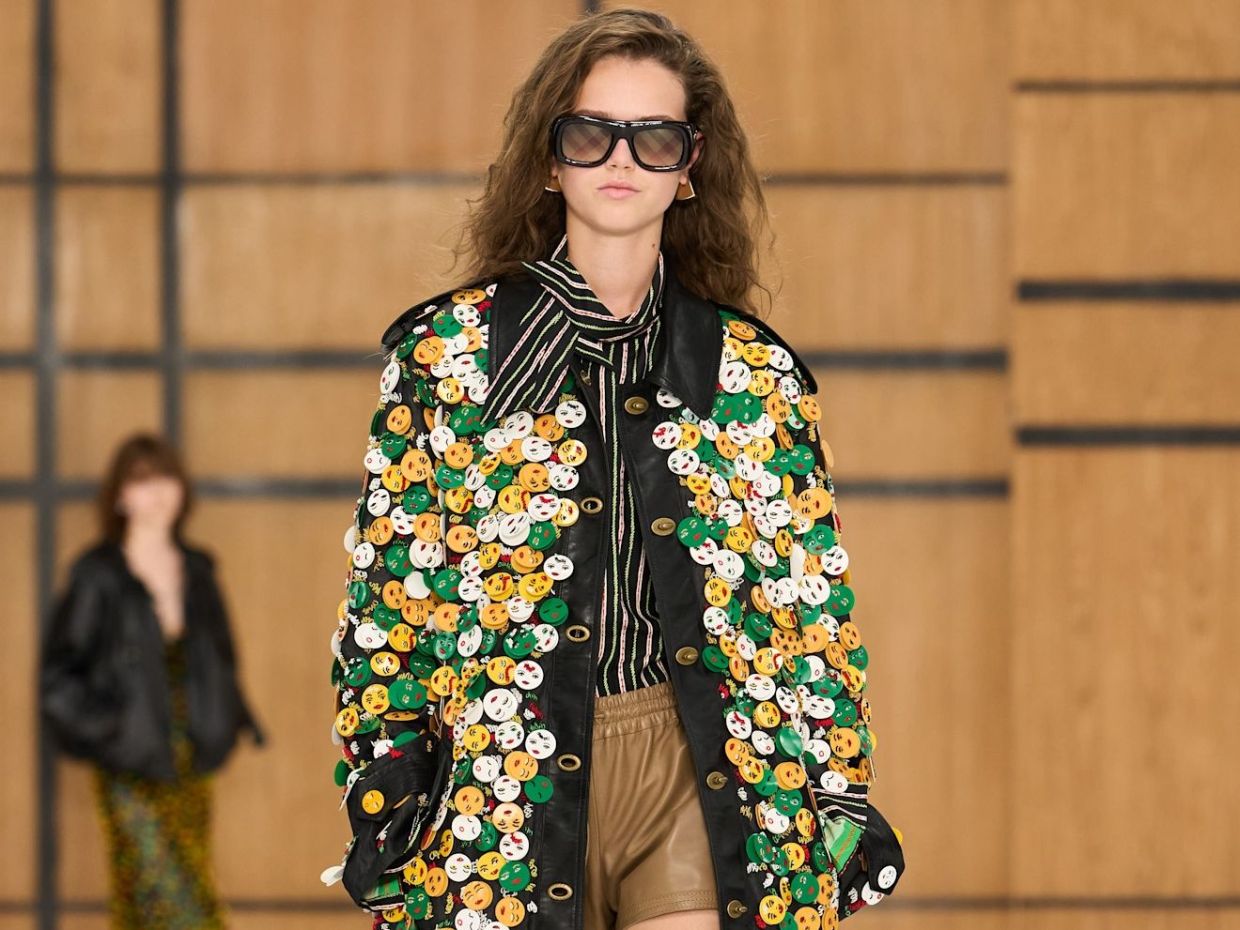 Burberry SS27 show: Τα νέα χρώματα, prints & textures του οίκου μάς κέρδισαν