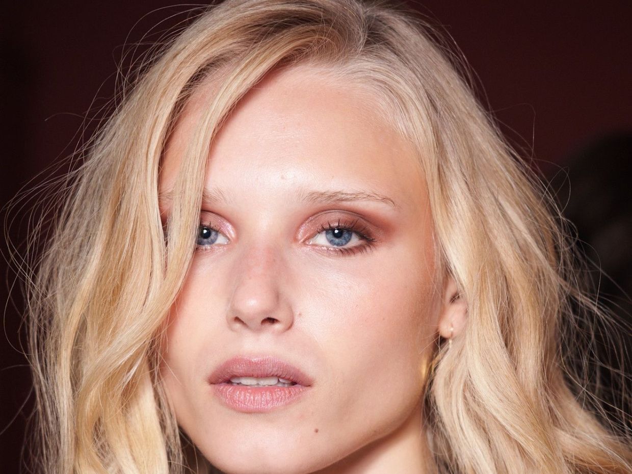 Forget the smoky eye: Το suede eye shadow είναι το πιο chic μακιγιάζ του φθινοπώρου