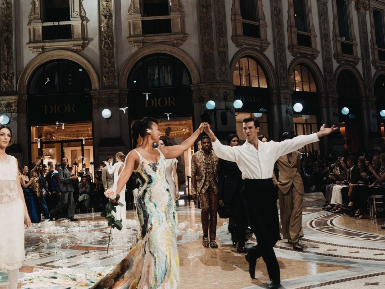 H MFW ξεκίνησε και στην Galleria Vittorio Emanuele II είδαμε ένα catwalk που ένωνε όλες τις τάσεις