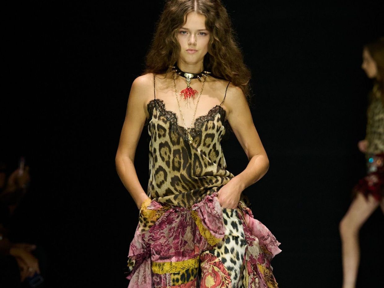 Roberto Cavalli SS27: H glamazon ενέργεια με την ιταλική υπερβολή που αγαπήσαμε στον οίκο επέστρεψε