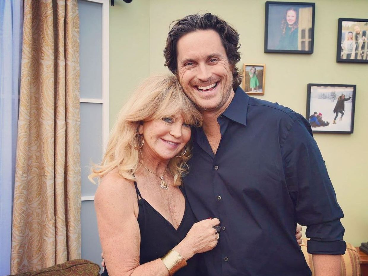 Πώς είναι να έχεις μαμά ένα «icon» σαν τη Goldie Hawn; Ο Oliver Hudson μιλά για τις ανασφάλειές του