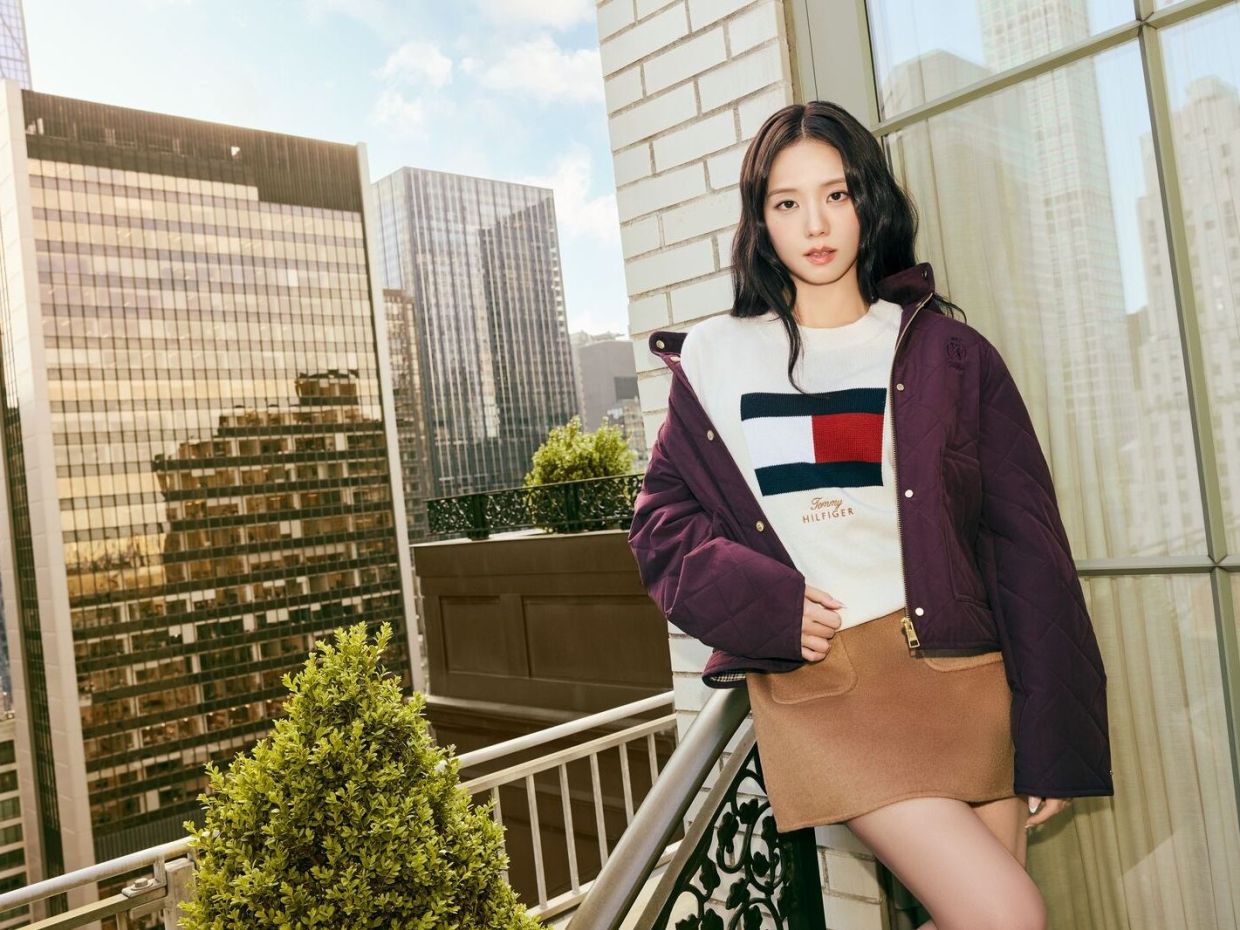 O Τommy Hilfiger προσκαλεί την JISOO στο The Plaza & στον Νεο-Υορκέζικο κόσμο του, αυτό το φθινόπωρο
