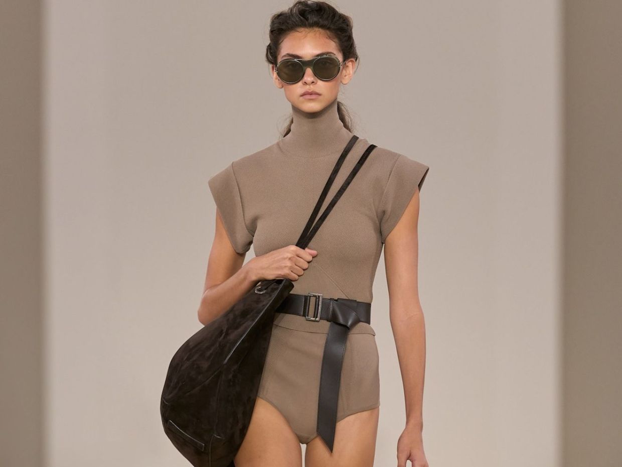 MFW Max Mara SS27: «Από όλα τα θαύματα του κόσμου, σίγουρα ο ορίζοντας είναι το μεγαλύτερο»