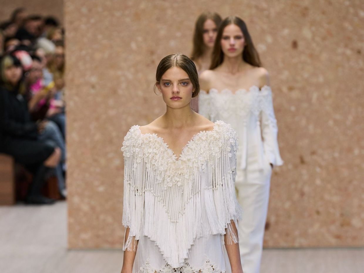 Τα Chloé girls ξαναγράφουν τους κανόνες της ρομαντικότητας στο Paris Fashion Week