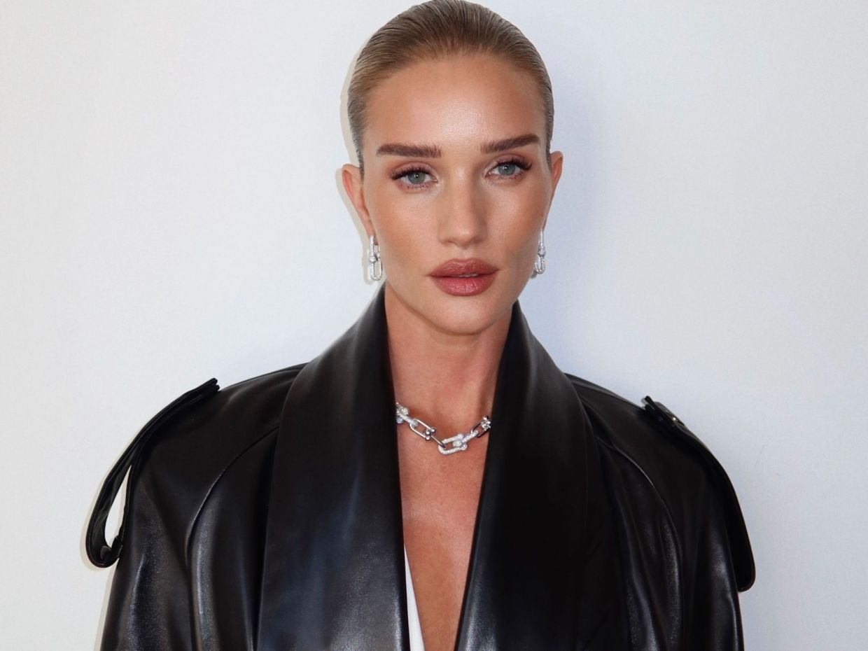 Η Paris Fashion Week είχε να επιδείξει πολλά looks, αλλά η Rosie Huntington-Whiteley εκόψε το νήμα