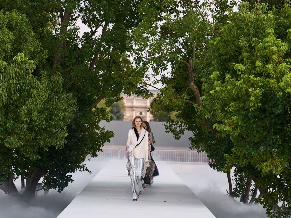 Paris Fashion Week: Dior & Saint Laurent παρουσίασαν 2 διαφορετικές εκδοχές της γυναίκας του σήμερα