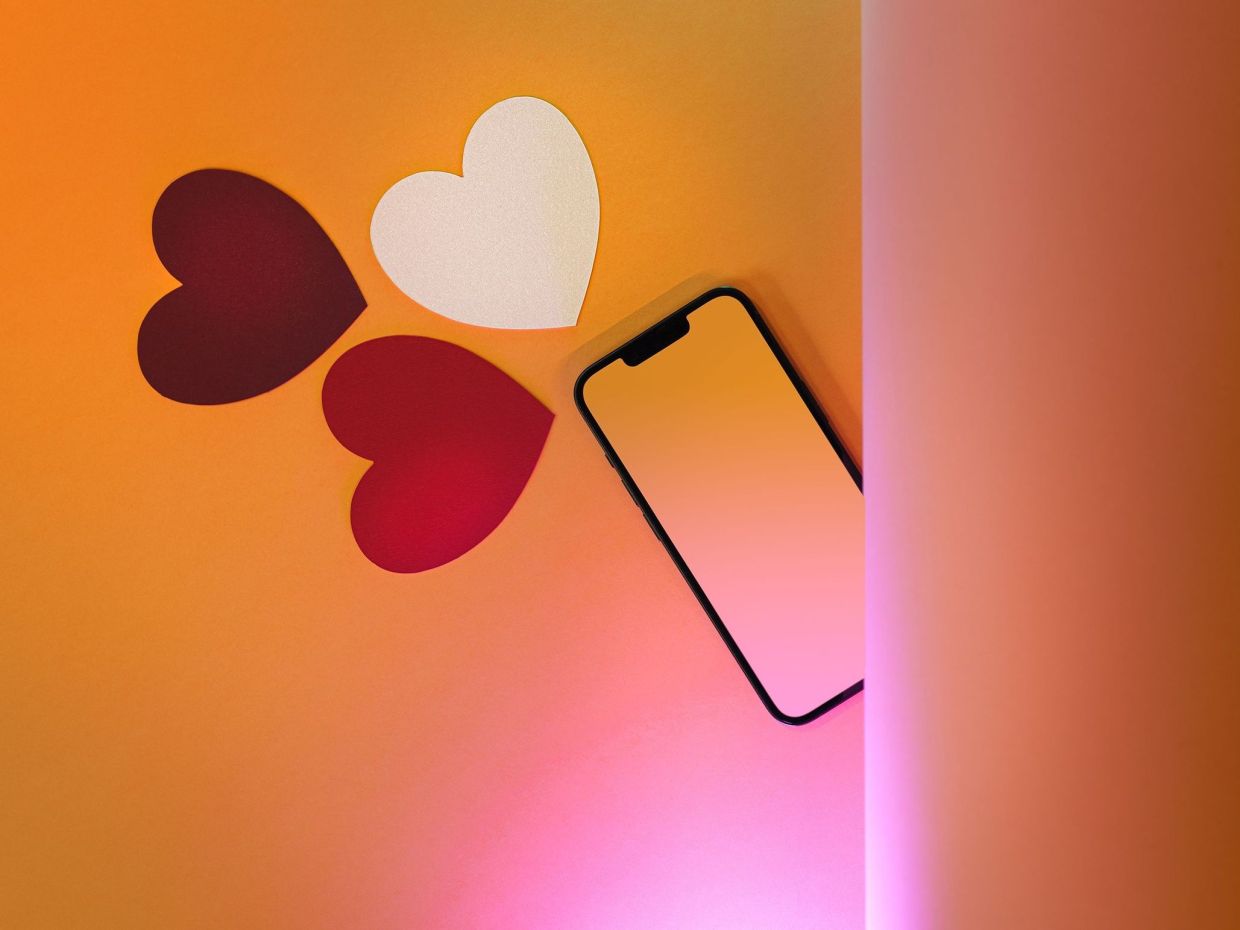 Κουράστηκες από τα dating apps; 6 μικρά μυστικά για να ξαναβρείς το ενδιαφέρον σου