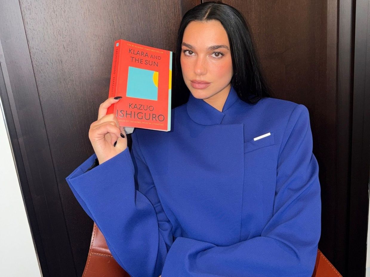 Το βιβλίο που επέλεξε η Dua Lipa για τον Οκτώβριο μιλά για το AI & μοιάζει πιο επίκαιρο από ποτέ