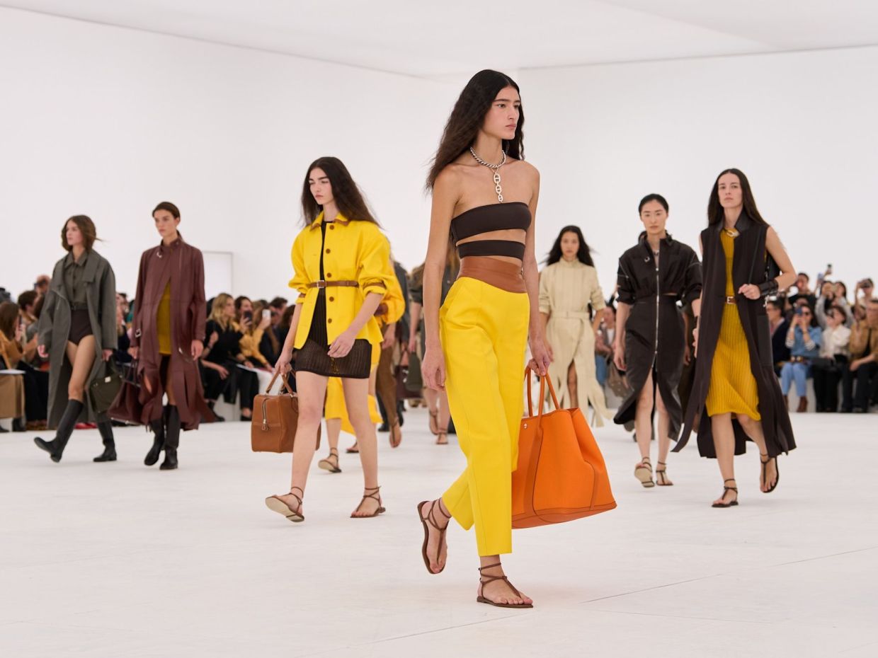 3 trends που θα κρατήσουμε από το show του οίκου Hermès και θα υιοθετήσουμε το καλοκαίρι του 2027