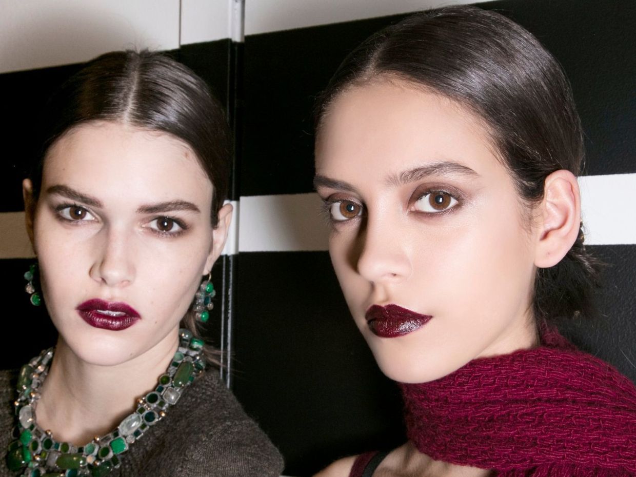 Τα goth lips του 2016 επέστεψαν και το νέο κόκκινο είναι σκοτεινό, τολμηρό και ακαταμάχητο