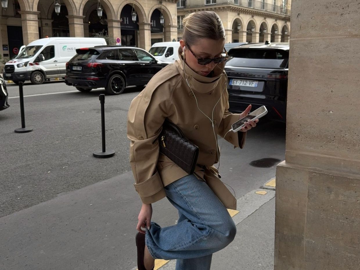 Trench coat season: Το διαχρονικό πανωφόρι που δεν φεύγει ποτέ από τη μόδα