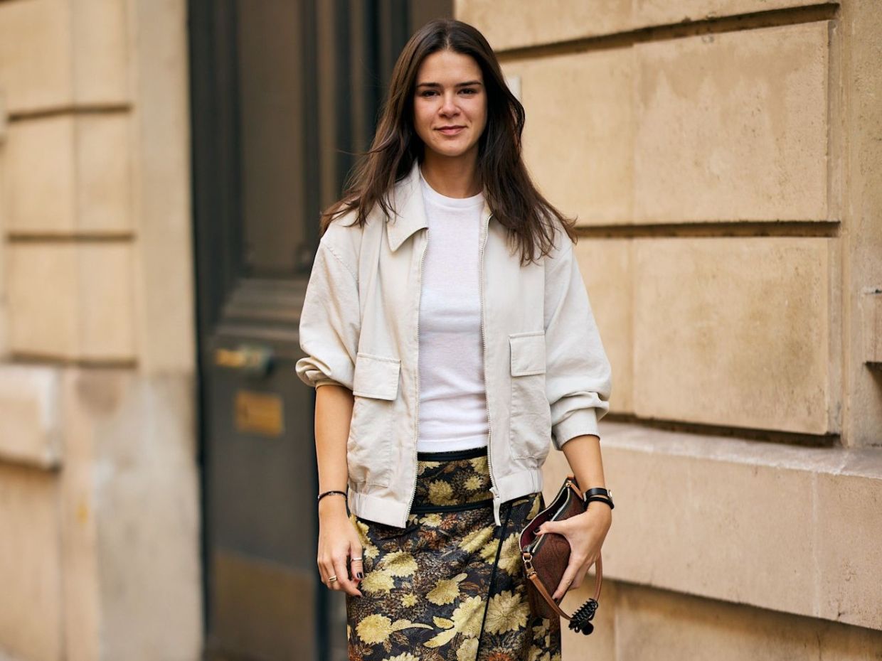 Fall trend: Τα πιο stylish κορίτσια φοράνε ήδη φούστες μέχρι το γόνατο με αυτές τις μπότες