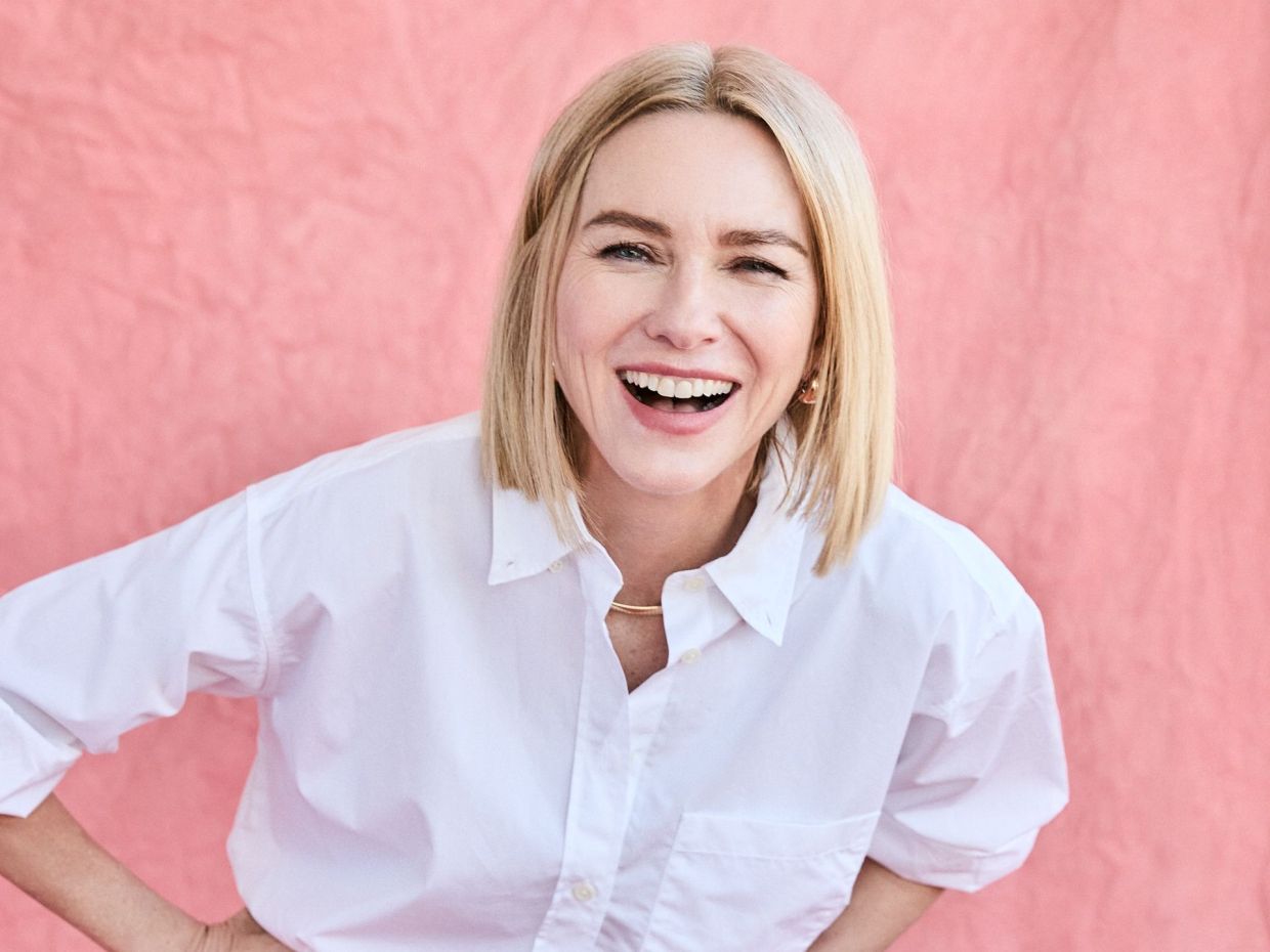 Naomi Watts: Πώς μια απρόσμενη στιγμή στην κρεβατοκάμαρά της έγινε μάθημα γονεϊκότητας που σε αφορά