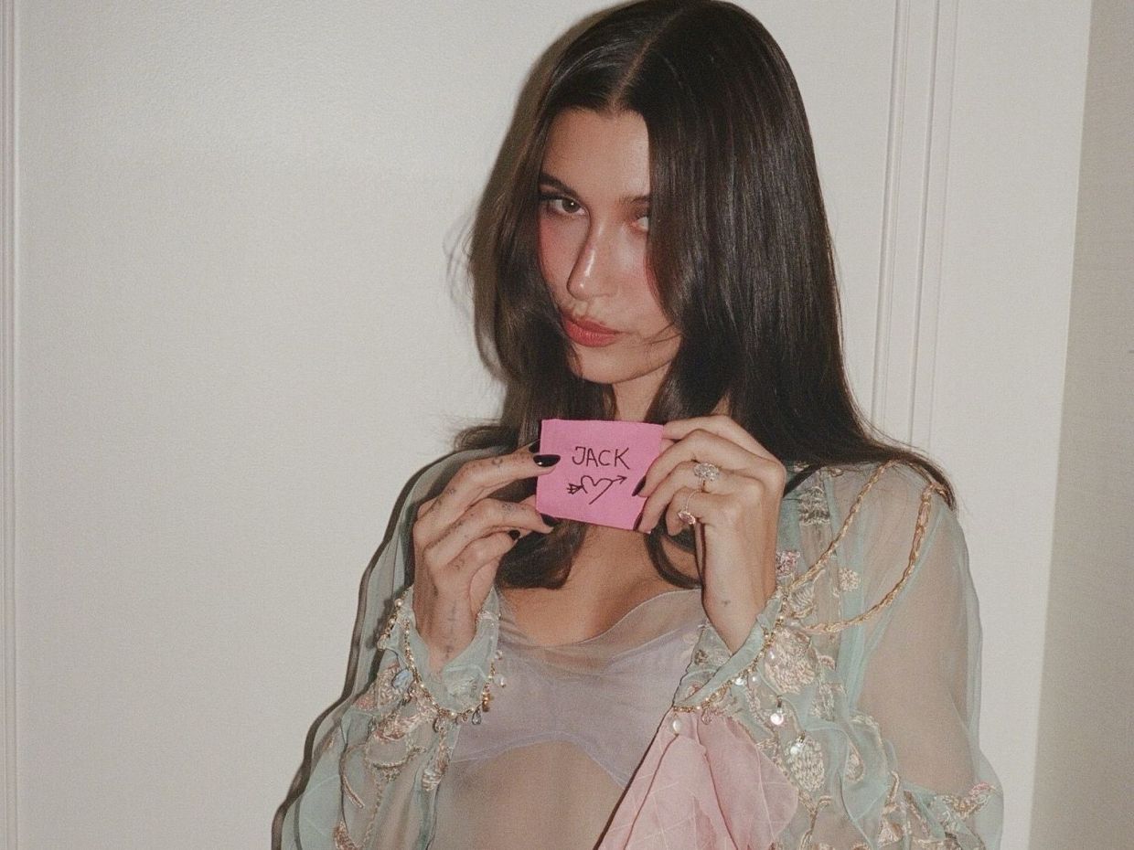 Hailey Bieber: Το μαύρο μανικιούρ της έχει τη λάμψη που θέλουμε για τη spooky season