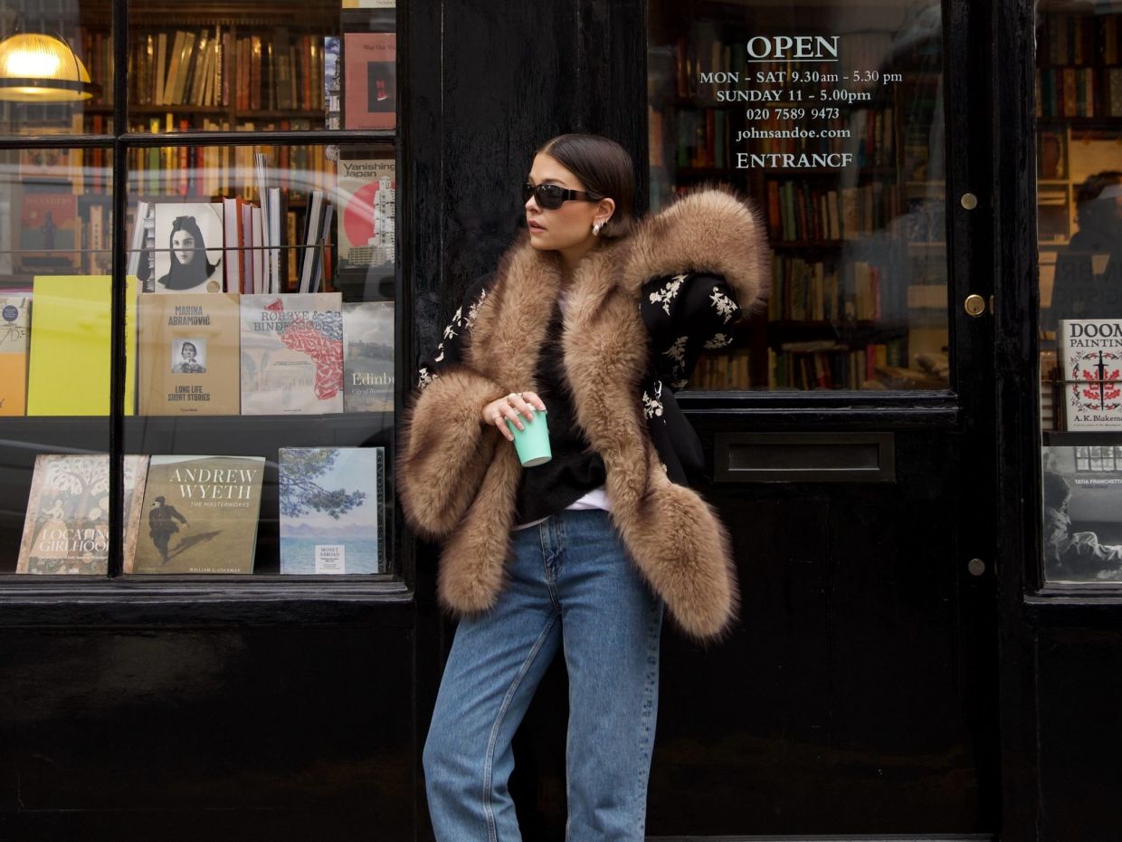 H πιο stylish εμμονή της μόδας τώρα είναι τα fuzzy-collar jackets - και βρήκαμε τα πιο cozy