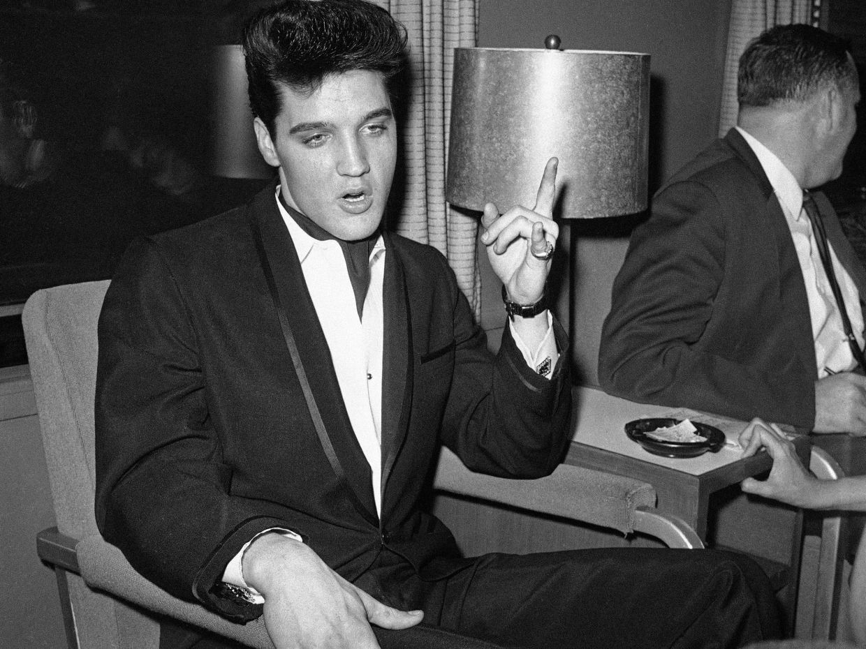 Ο Elvis, η τεχνητή νοημοσύνη και η νέα βιομηχανία που βγάζει χρήματα από τους νεκρούς