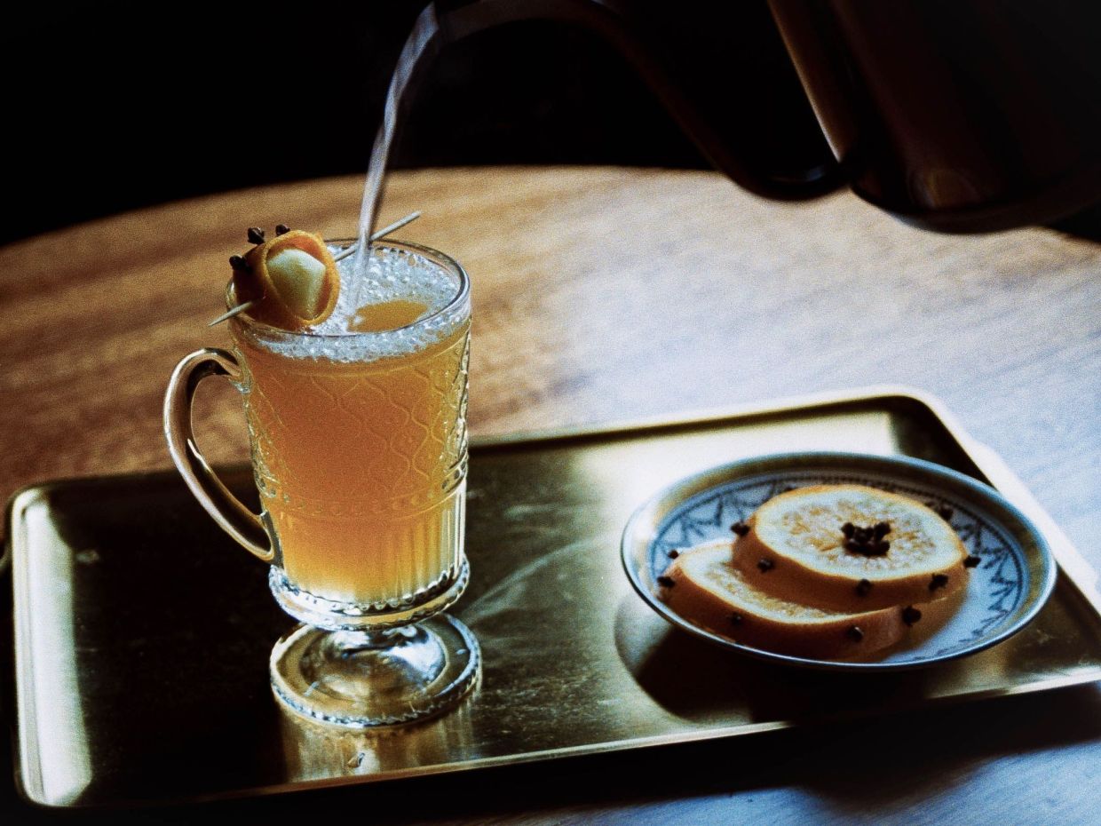 Hot Toddy: Το ζεστό cocktail με ουίσκι, λεμόνι και μπαχαρικά που βοηθά και στο κρυολόγημα