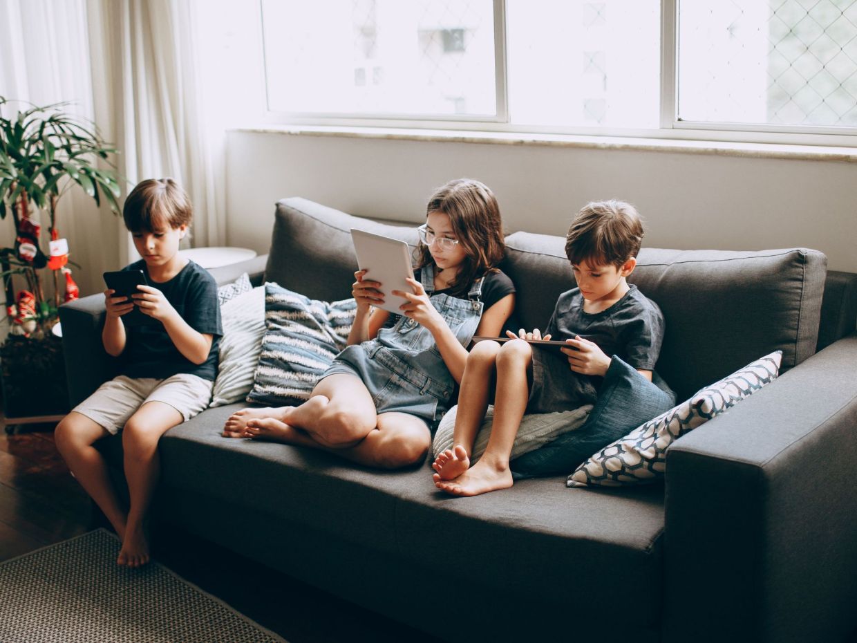 Social media: Γιατί η ΕΕ αναβάλλει για 12 μήνες τις εθνικές απαγορεύσεις - Τι ισχύει για την Ελλάδα