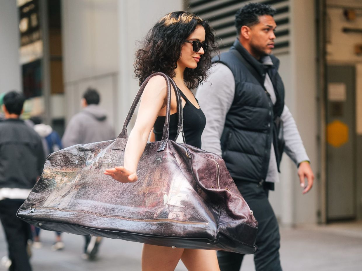 Rosalía’s ballet era: Η XL τσάντα που έγινε viral & επαναπροσδιορίζει το oversized trend
