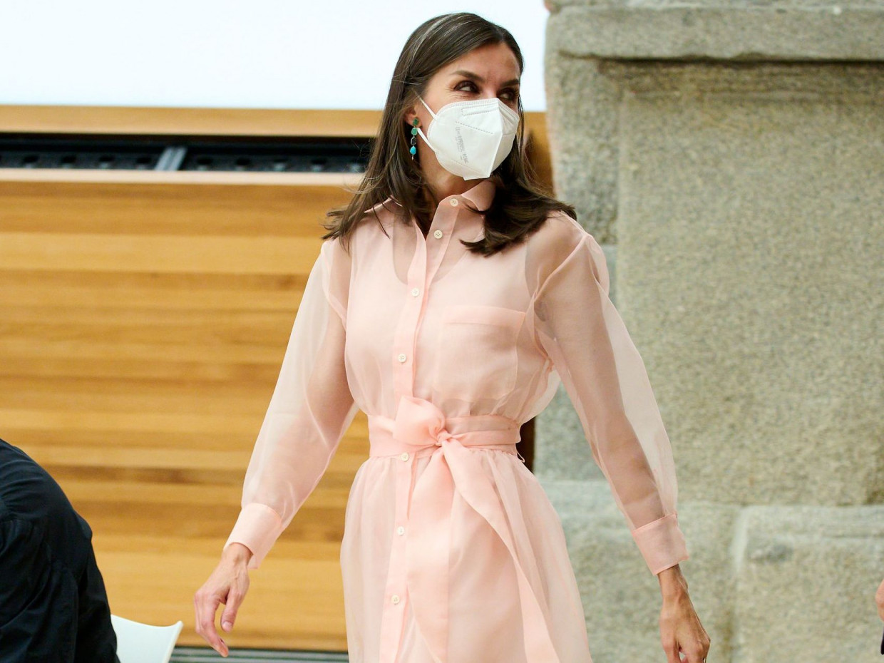 Η βασίλισσα Letizia απέδειξε ότι το shirt dress είναι το κομμάτι κλειδί του καλοκαιρινού στυλ
