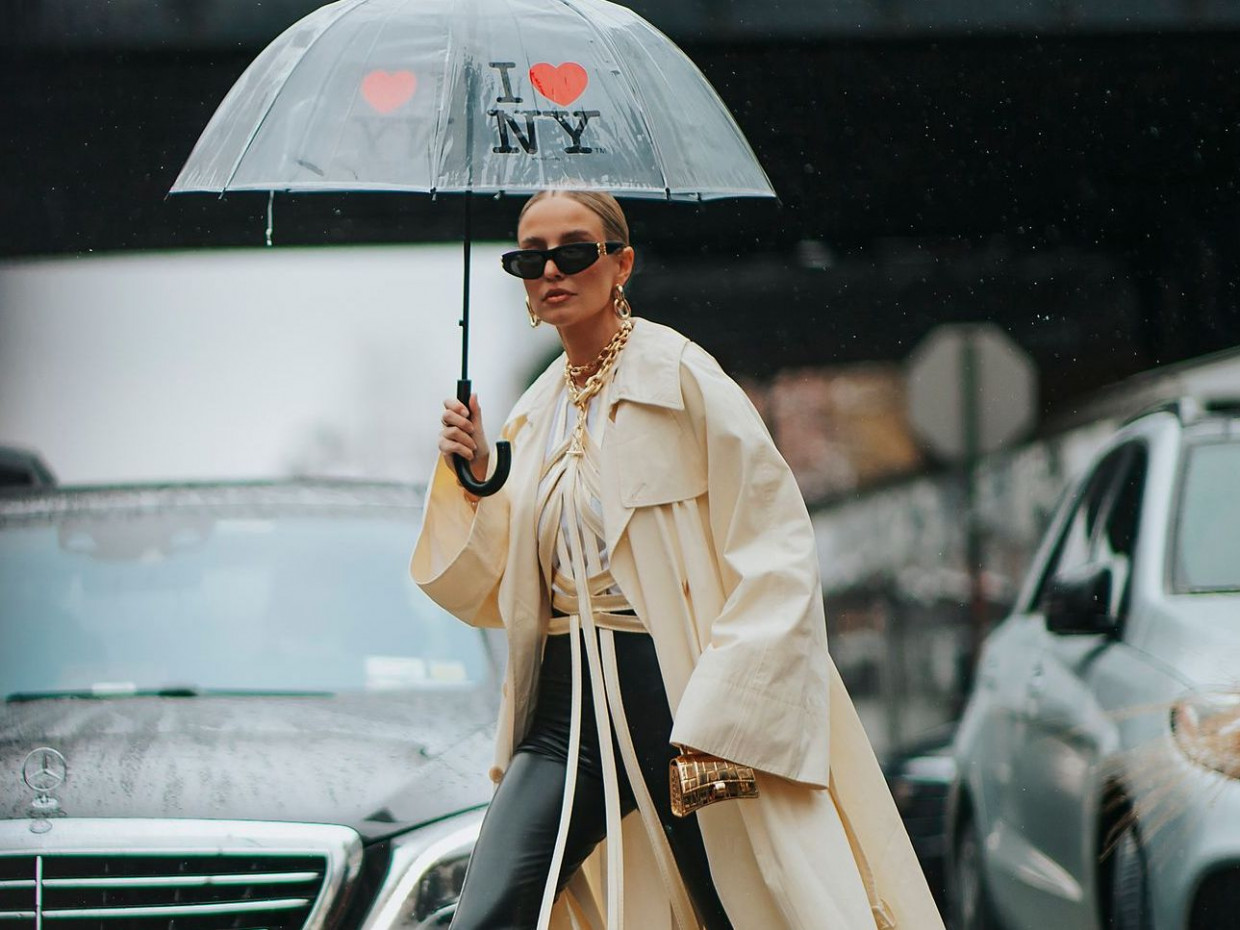 Rainy days guide:Τα καλύτερα σύνολα για να ντυθείς με στυλ και στη βροχή