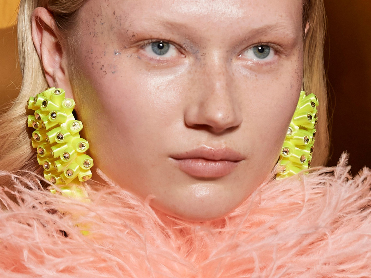 Το μυστικό με το highlighter για να απογειώσεις το party makeup look
