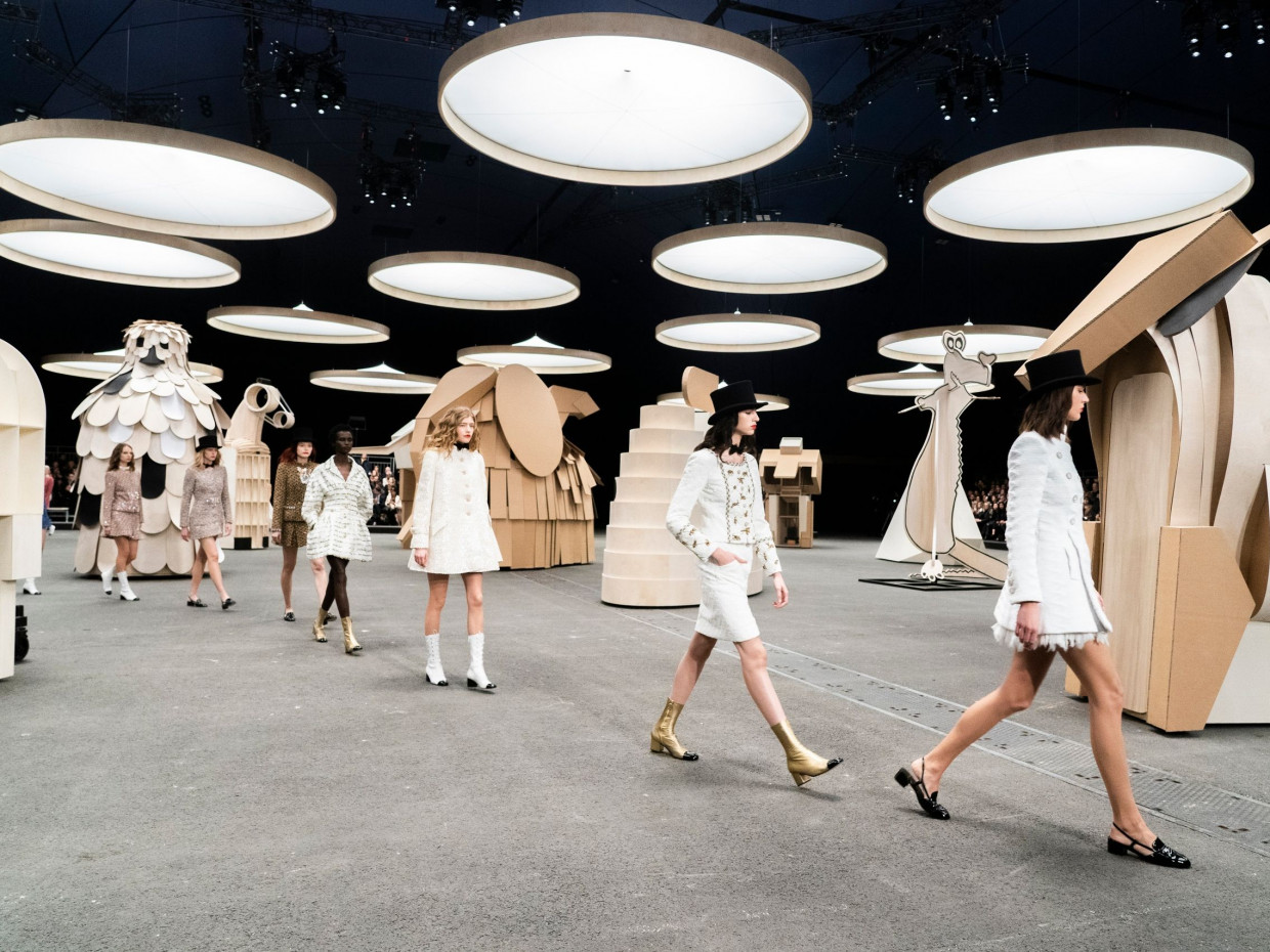 Chanel Haute Couture SS23: Μία αναμενόμενα elegant συλλογή που στήθηκε στο σαλόνι της Coco Chanel