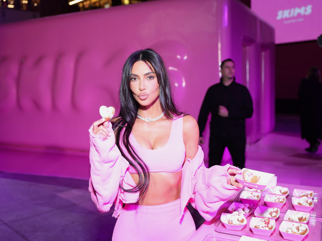 Η Kim Kardashian άλλαξε κούρεμα κι έφερε στο προσκήνιο ξανά τις curtain bangs