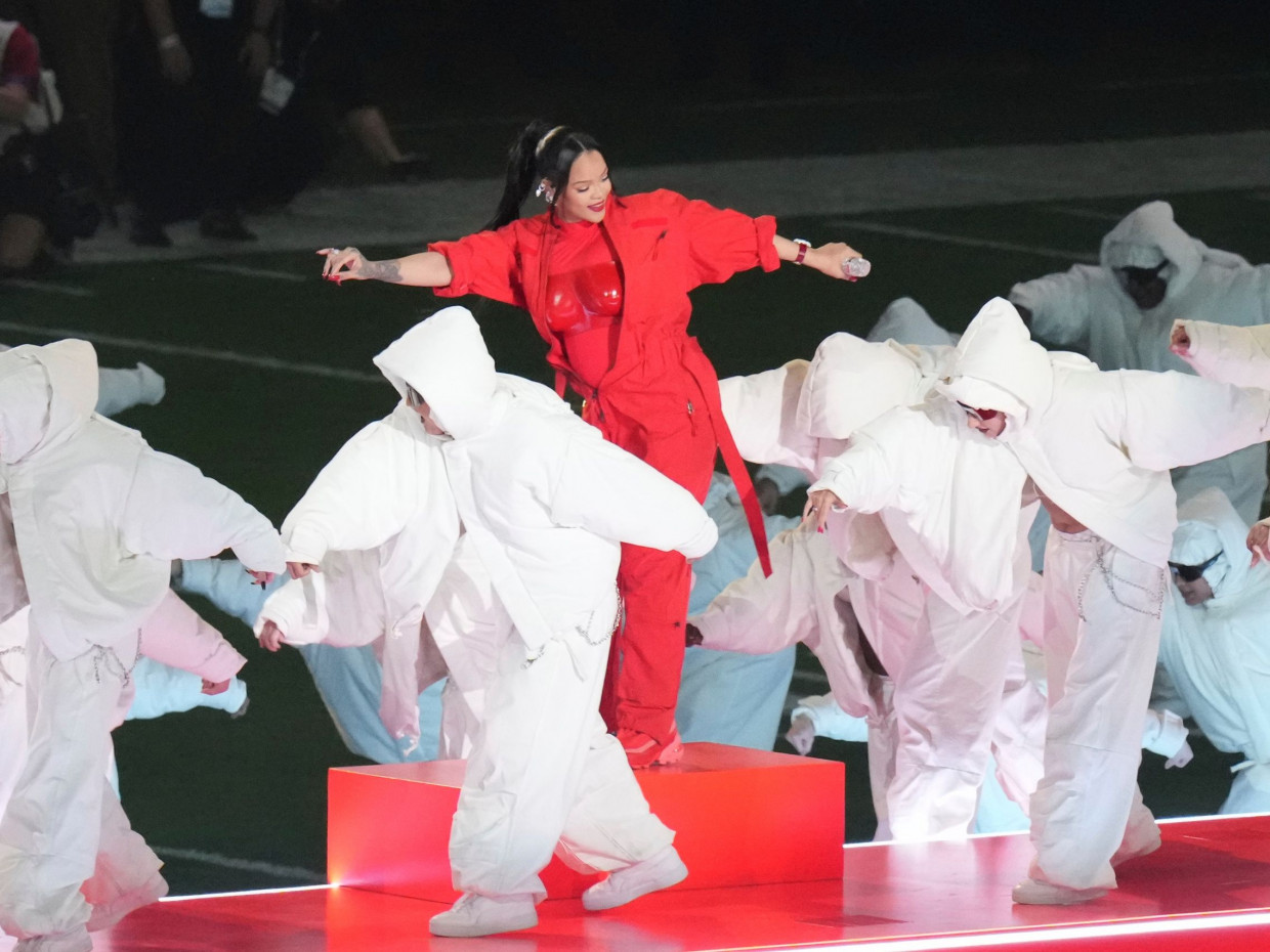 Η Rihanna (μάλλον) είναι μία από εμάς και παραδέχεται ότι μεγαλώνει χωρίς νταντάδες το μωρό της