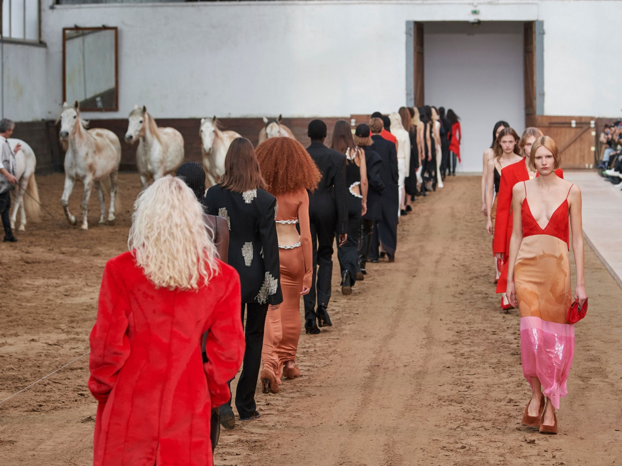 Ο Louis Vuitton εξερευνά το σύγχρονο Parisian chic ενώ η Stella McCartney επιστρέφει με Y2K διάθεση