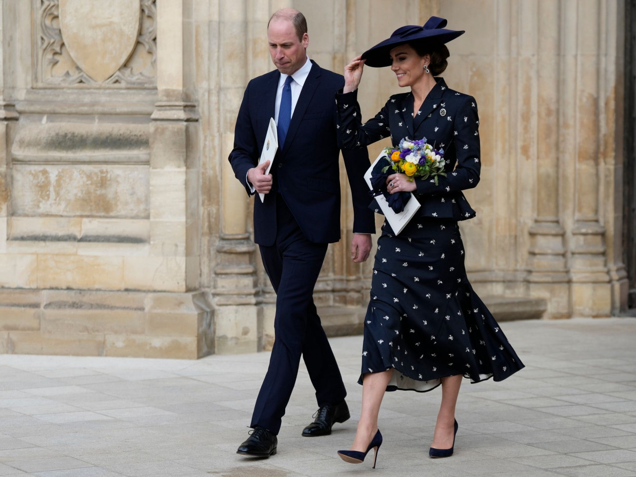 Η Kate Middleton επιστρέφει στα πανάκριβα looks της με ένα κομψό ταγιέρ κατευθείαν από την πασαρέλα