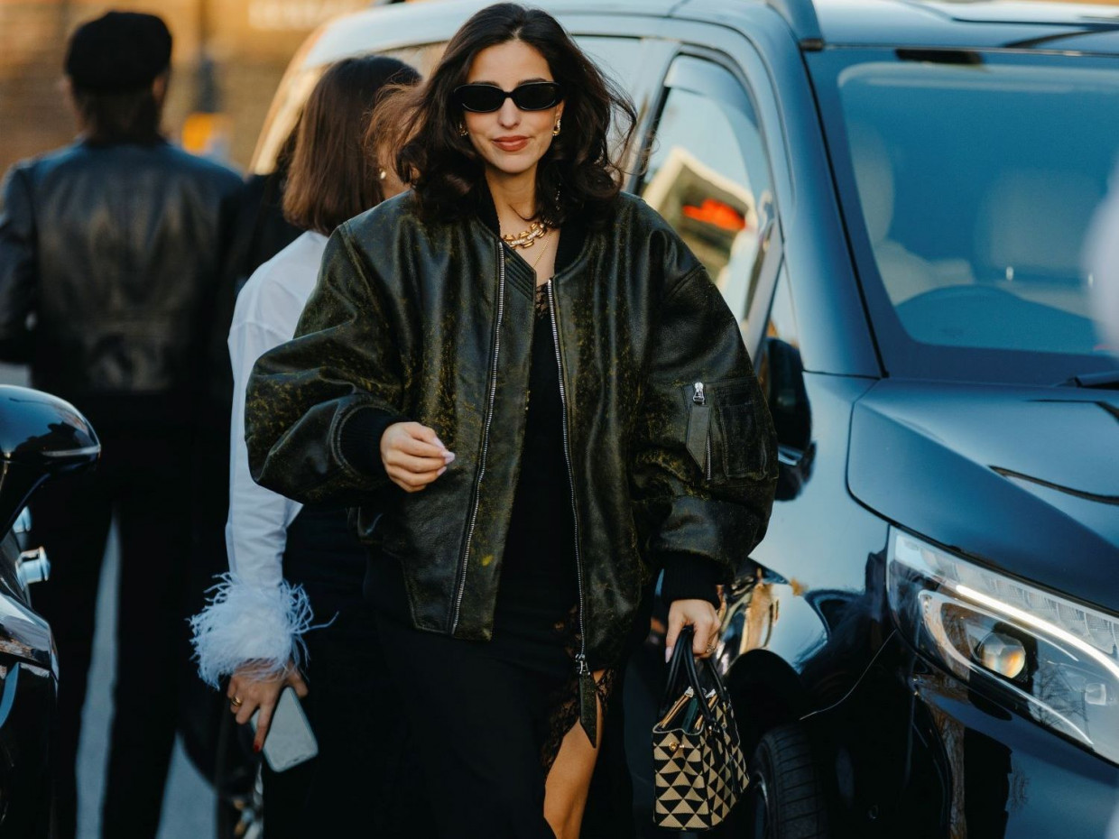 Αυτό το δερμάτινο jacket είναι η νέα εμμονή της άνοιξης και μοιάζει ξαναφορεμένο
