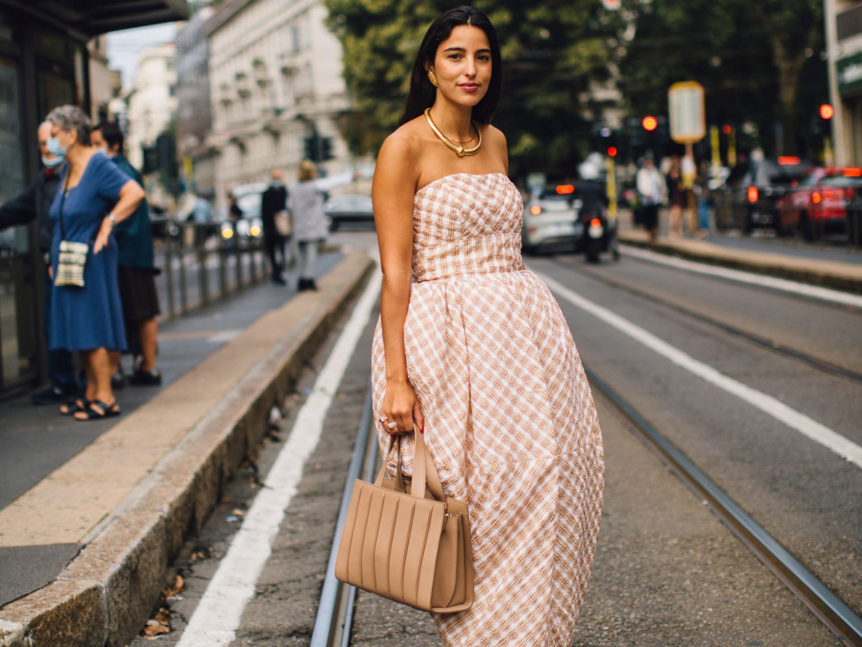 Το strapless φόρεμα είναι η πιο διακριτική τάση των 00s -Και, ναι, επιστρέφει!