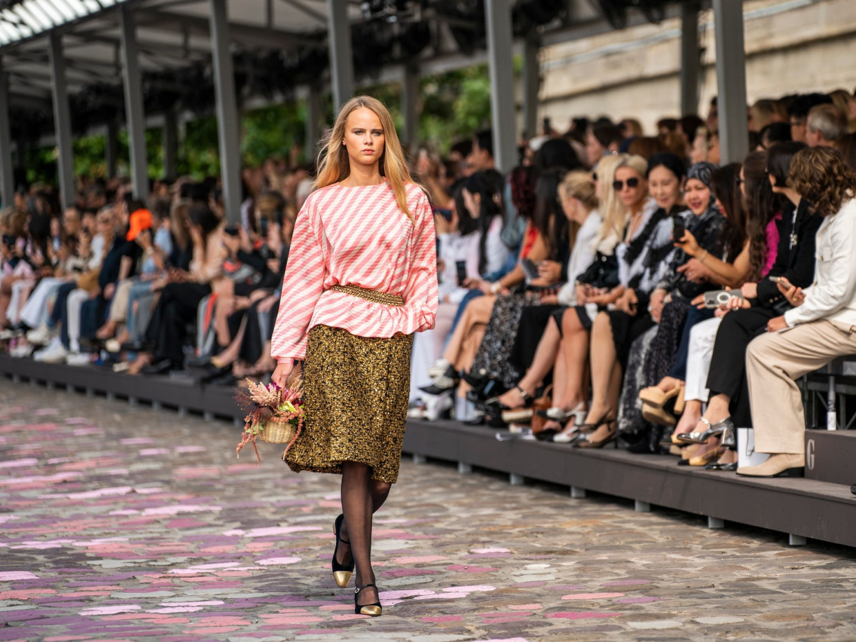 Η Haute Couture συλλογή του οίκου Chanel ήταν αφιερωμένη στην αιώνια κομψότητα των Γαλλίδων