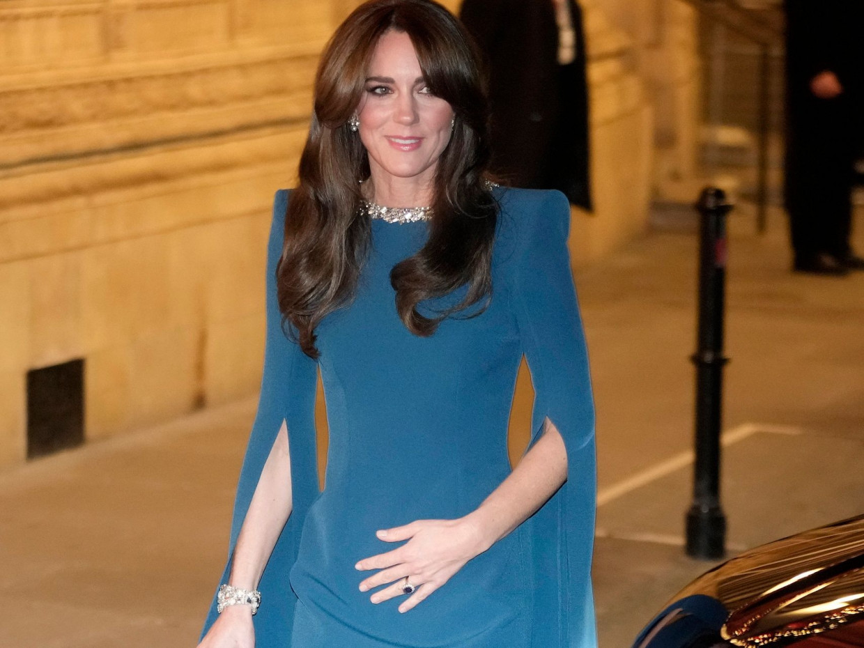 Η Kate Middleton με ένα blue royal φόρεμα όπως αξίζει σε μία πριγκίπισσα