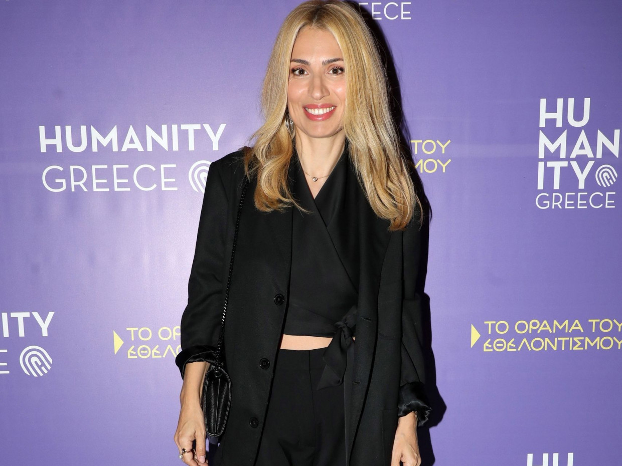 Μαρία Ηλιάκη: Φόρεσε το μαύρο κοστούμι με το πιο ανατρεπτικό τοπάκι -Είναι η τέλεια πρόταση