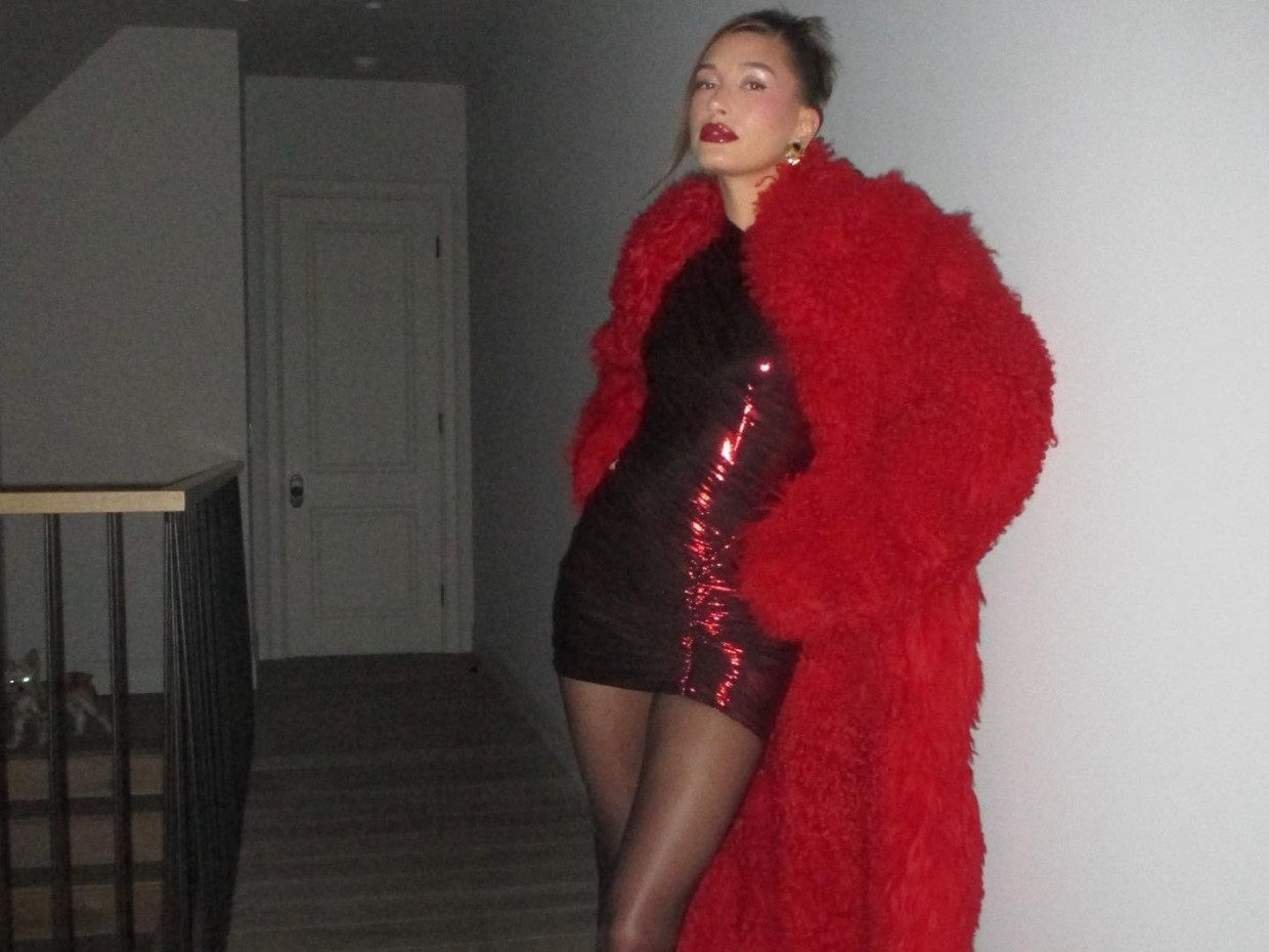 Hailey Holiday Bieber ή αλλιώς πώς να απογειώσεις το Santa Claus κόκκινο στις γιορτές