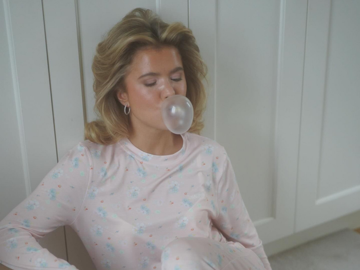 Syrup blonde: Η γλυκιά, γυαλιστερή απόχρωση μαλλιών που είναι τάση για την άνοιξη
