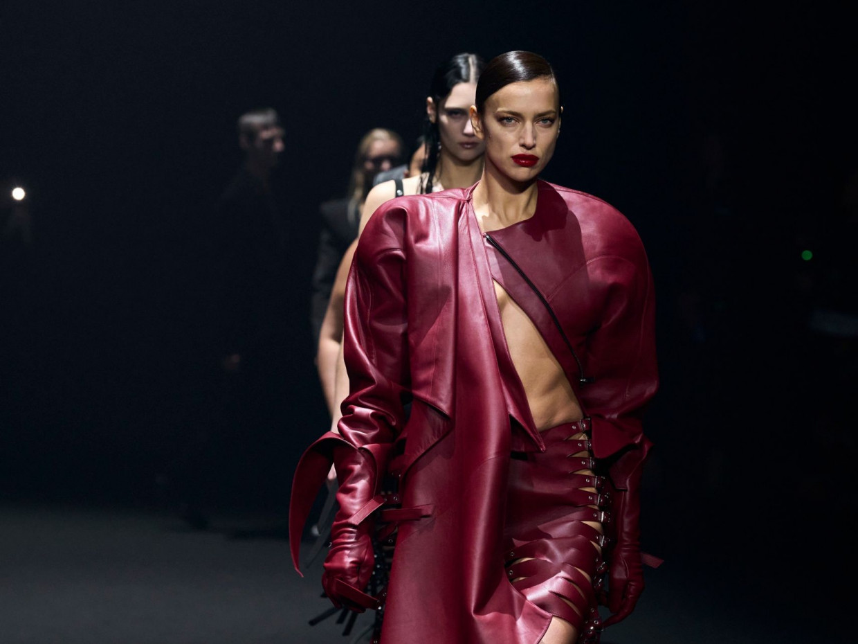 PFW24: Ο αναμενόμενος Balenciaga, ο total black Valentino και ο show stopping «πλανήτης» του Mugler