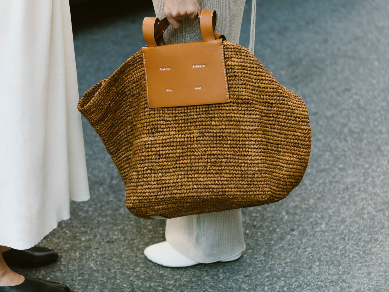 Οδηγός αγοράς: Οι raffia bags που θα φορέσουμε και στην πόλη -Ψάθα παντού