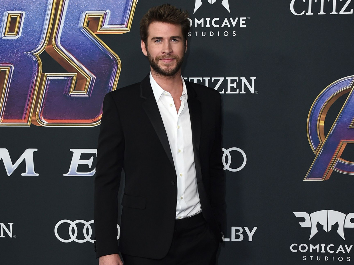 Ο Liam Hemsworth λέει ότι η Ελλάδα είναι το πιο υπέροχο μέρος- Οι νέες photos στην Αθηναϊκή ριβιέρα