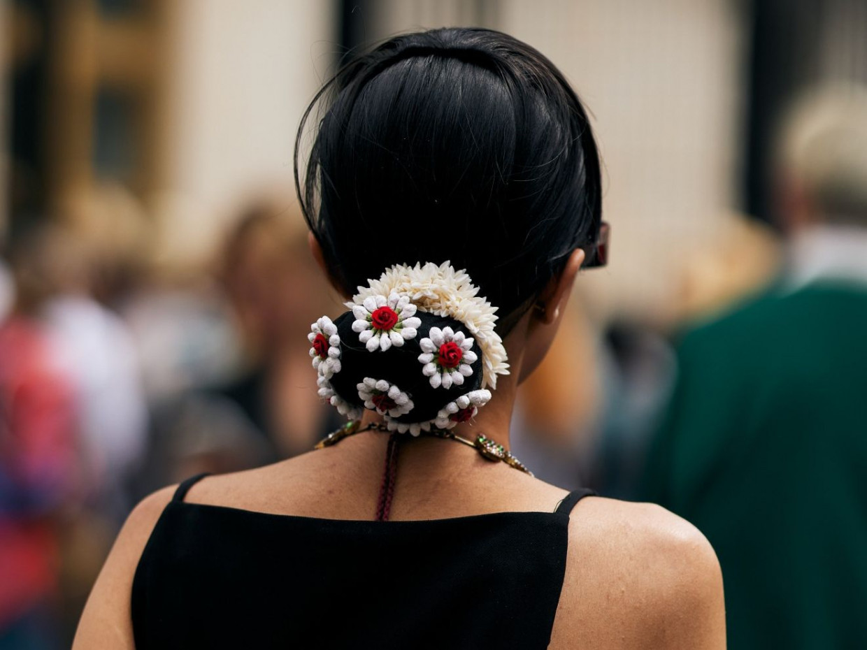 Chic bun! 3 stylish χτενίσματα για να αναβαθμίσεις τον κλασικό κότσο σου