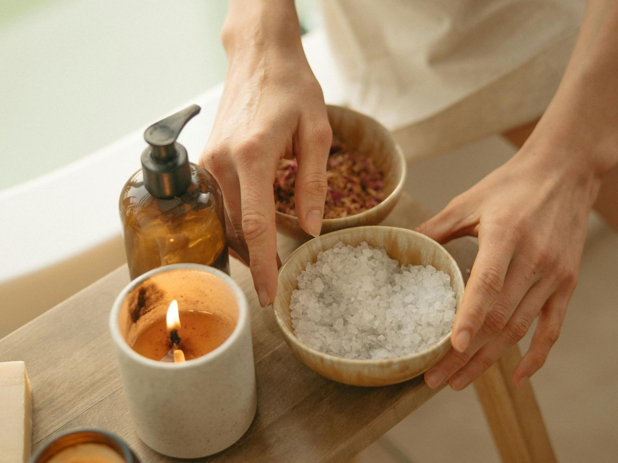 DIY: Πώς θα κάνεις foot scrub για να αναδείξεις το pedi, με υλικά που υπάρχουν στην κουζίνα σου