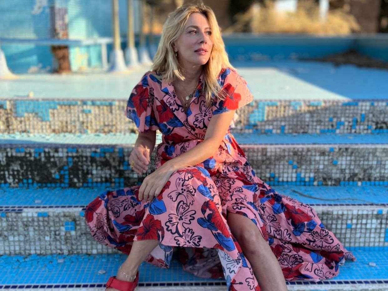 Shirt dress + σανδάλια: Η Σμαράγδα Καρύδη έχει βρει το τέλειο φόρεμα για τον Αύγουστο -Γεμάτο χρώμα