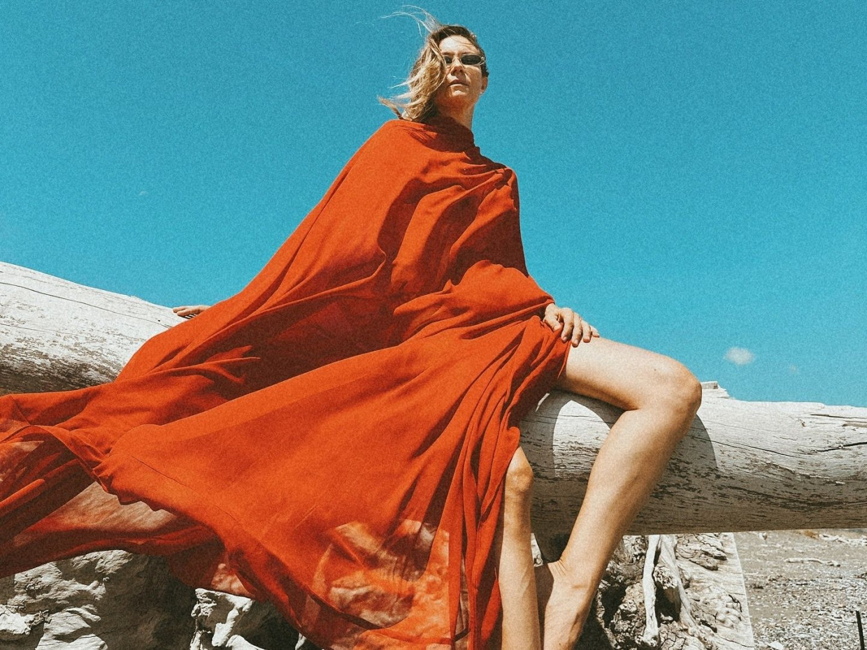 Greek goddess! Η Βίκυ Καγιά με ένα φόρεμα παραλίας για τα βραδινά πάρτι στο beach bar