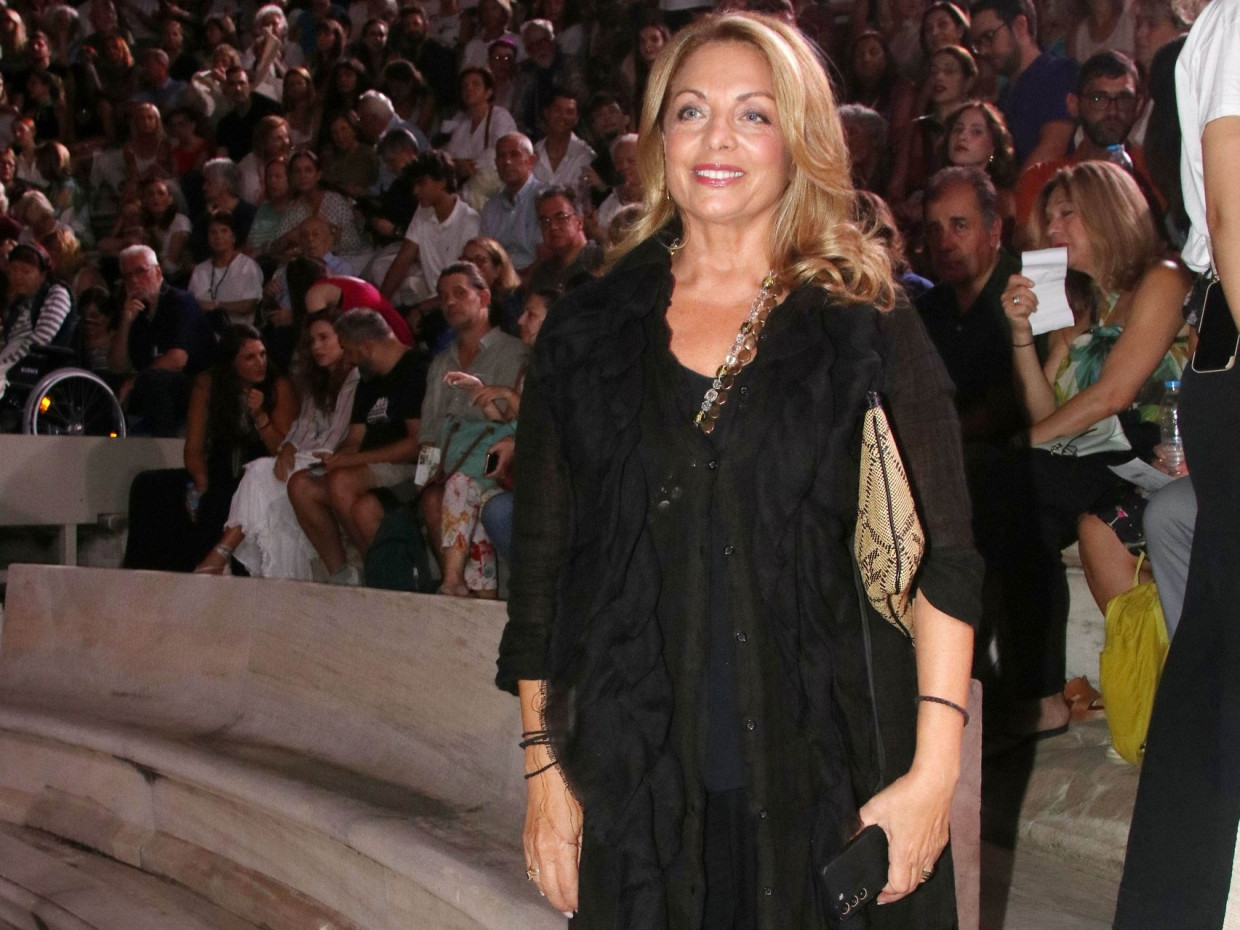 Η Άντζελα Γκερέκου με ολόμαυρο outfit εμφανίστηκε στο Ηρώδειο με το σωστό layering